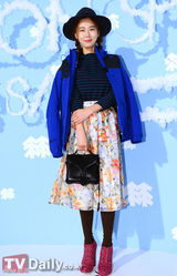 组图：李珉廷红衣出席活动 李基宇华丽九头身