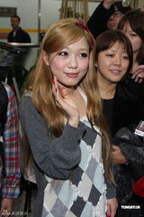 组图：日本歌星西野加奈抵台北 疯狂粉丝热情接机