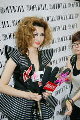 幻灯组图：尚雯婕化身复古女郎 深V红唇大秀性感