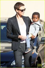 组图：查理兹塞隆抱爱子看医生 西装干练优雅