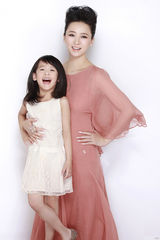 组图：翁虹携女登封面分享辣妈经