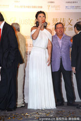 组图：叶倩文女神装扮宣传个唱 扭腰搏命练舞