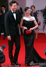 组图：金基德《圣殇》首映 赵敏秀性感长裙秀香肩