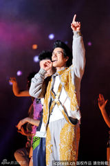 组图：王力宏开唱高空秀琴技 轻捏辣妹舞伴手腕