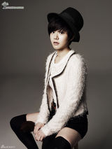 组图：文根英拍摄短发写真 变身秋季成熟女人