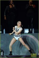组图：Jessie J绷带装露底裤 下腰秀壮硕身材