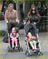 组图：杰西卡-帕克皮衣酷帅 推双胞胎女儿出游