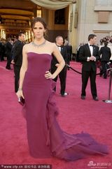 组图：詹妮弗-加纳紫色纱裙亮相华丽珠宝抢眼