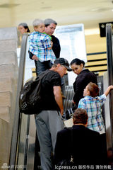 组图：布兰妮携子出行面容憔悴 儿子调皮挡镜头