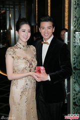 陈晓东与新婚妻子见媒体 深情一吻场面感动(图)