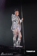 组图：许志安出道25周年红馆开唱 郑秀文捧场