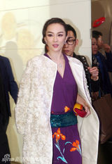 组图：霍思燕夜袭上海气场逼人 身伴壮男寸步不离