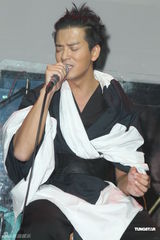 组图：陈晓东35岁生日台湾开唱 遭女歌迷熊抱