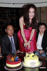 组图：温碧霞庆生与老公接吻秀甜蜜