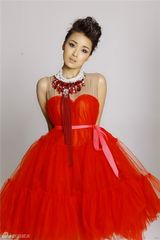 组图：黄曼拍烟熏魅惑写真 红裙飘逸扮鬼马精灵