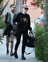 组图：麦莉-塞勒斯戴墨镜一身黑扮假小子