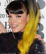 组图：莉莉-艾伦黄发抢眼 紧身亮片裙性感火辣