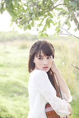 组图：蔡蝶治愈系写真出炉 化身音乐精灵唯美灵动