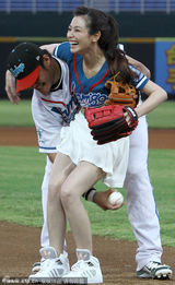 组图：陈怡蓉棒球赛迷你短裙露腰 遭林智胜熊抱