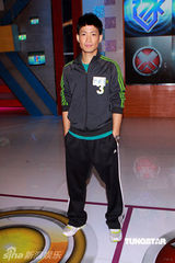 幻灯图集：郑裕玲化身骑士主持 杨思琦桃红外套抢眼