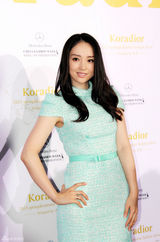 组图：董璇助阵中国国际时装周 蓝裙清新恬美