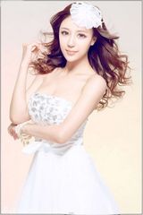 组图：新人演员王曼妮婚纱大片打造浪漫梦幻