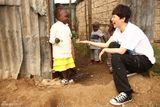 组图：海清怀抱非洲贫民窟儿童 诠释母爱“无国界”
