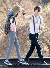 组图：泰勒MV与男模亲昵搂抱 金鸡独立露奶罩