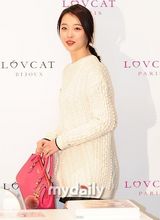 组图：韩团f(x)为品牌站台 宋茜优雅雪莉甜美