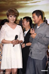 组图：张国立宣传《原乡》 与女演员避嫌