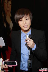 组图：设计师展出梅艳芳演出服 何韵诗做小助理