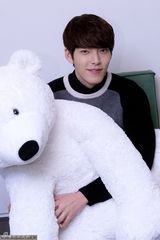 高清：《继承者》金宇彬抱公仔暖男气质无法挡