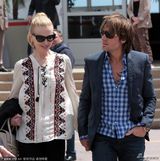 组图：妮可做评委老公探班 二人牵手甜蜜恩爱