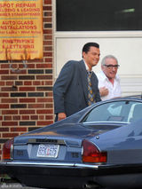 组图：莱昂纳多和导演亮相《华尔街之狼》片场