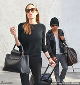 组图：朱莉与养子同返洛杉矶 全黑装扮酷劲十足