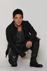 组图：任贤齐9年后北京开唱 黑白写真型男本色