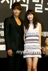 组图：Rain李娜英等宣传《逃亡者》 众星强强联手