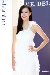 组图：陈法拉Ana R裙装性感 陈豪帅气西装亮相