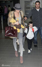 幻灯图集：维多利亚现身机场 克鲁兹独享母爱