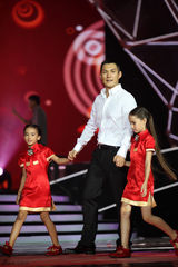 组图：《鲁豫有约》十年纪念  严宽唱儿歌忆童年