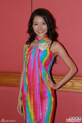 组图：港姐泳装秀事业线 罗紫君否认曾当舞小姐