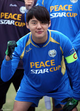 高清图：金俊秀任队长帅气踢球 金贤重等首场热身赛