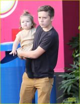 组图：辣妹带4子女出游 布鲁克林抱妹妹帅气成熟