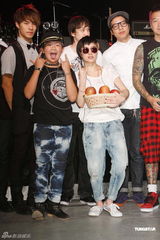 组图：何超仪推新EP携团开唱 感谢老板陈冠希支持