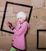 组图：包文婧化身白发潮女 荧光粉红拍大片