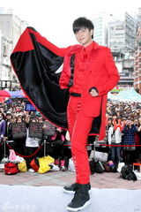 幻灯组图：罗志祥模仿MJ起舞  鼓励萧亚轩要坚强