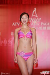 组图：候选亚姐泳装亮相 韩国选手压鼻否认整容