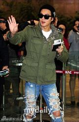 组图：李敏镐现身首尔机场剪烂裤子露膝盖