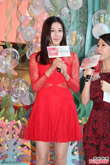 组图：钟嘉欣红色裙装亮相 笑容甜美大方秀美腿