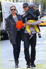 组图：米兰达布鲁姆离婚后勾肩搭背携子外出